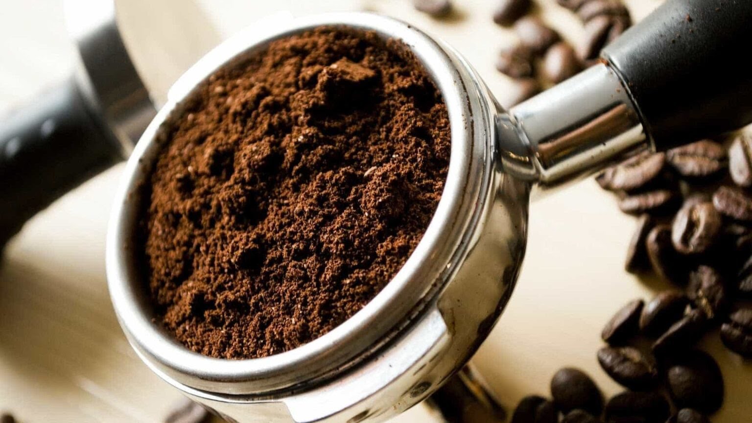 Não jogue fora: descubra os usos surpreendentes do pó de café em casa