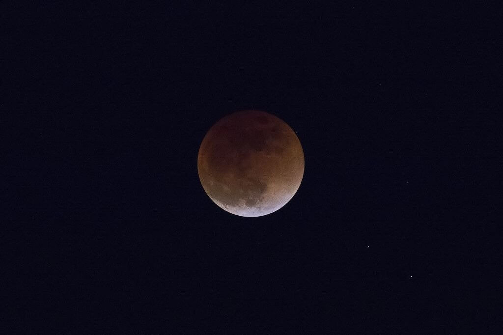 Semana começa com eclipse lunar; veja as previsões astrológicas